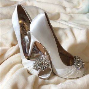 Badgley Mischka Crystal Pettal Pump